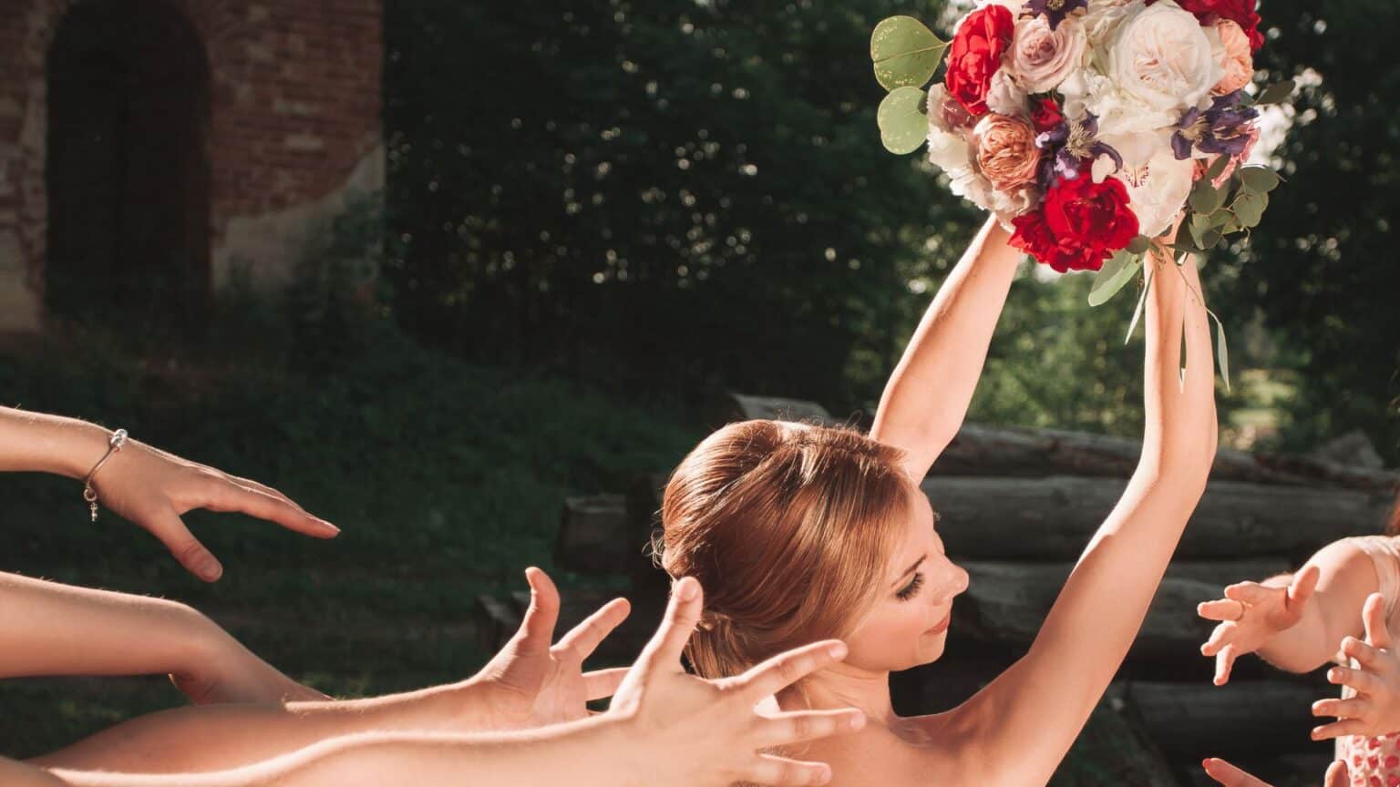 How to Perform a Bouquet Toss as MC Wedding Officiant Help